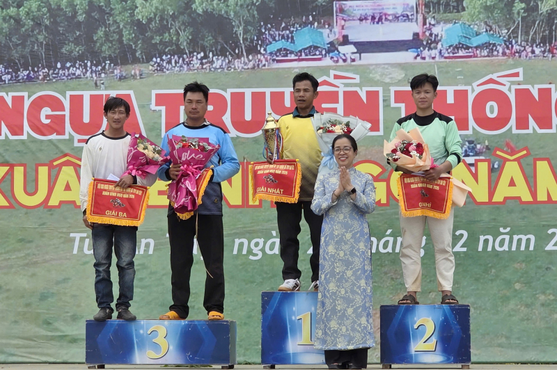 Hàng ngàn người dân du khách hào hứng với Hội đua ngựa Gò Thì Thùng -0