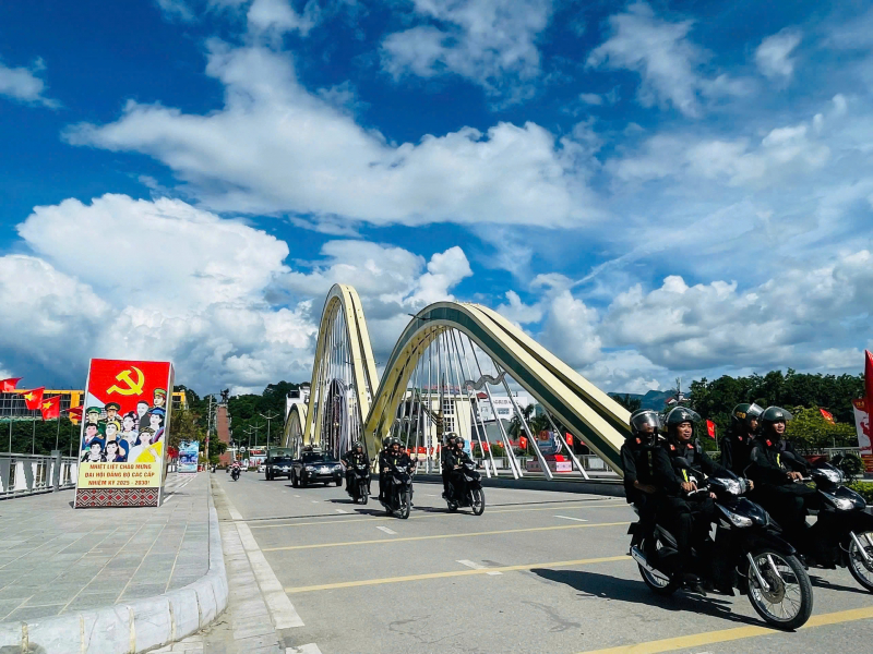 l-c lu-ng cscð công an ði-n biên tang cu-ng tu-n tra khép kín d-a bàn.jpg -0