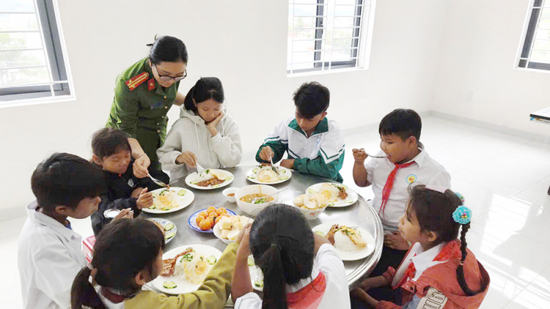 Nét đẹp nhân văn từ mô hình  “Mẹ đỡ đầu - chắp cánh những ước mơ -0