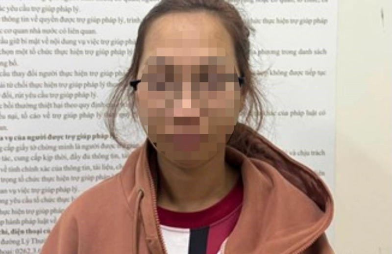 Hẹn gặp tại nhà nghỉ nói chuyện nợ nần, nữ nhân viên tạp vụ rút dao đâm chủ nợ -0