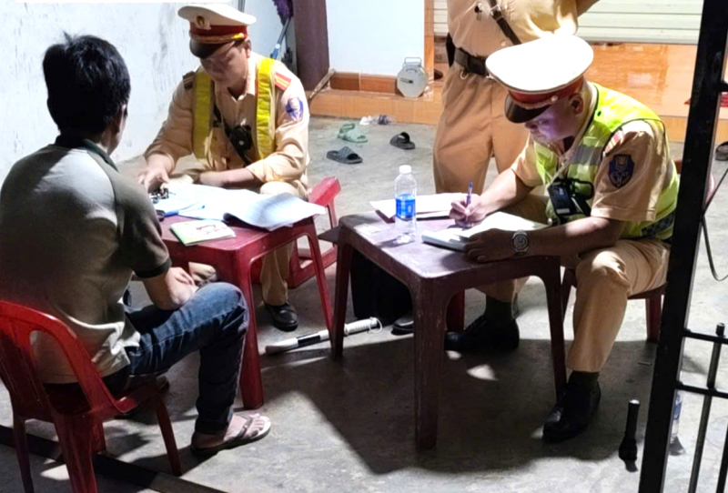 Quảng Ngãi: Xử lý một xe khách gường nằm chở quá 36 người theo quy định, lại đi vào đường cấm -0