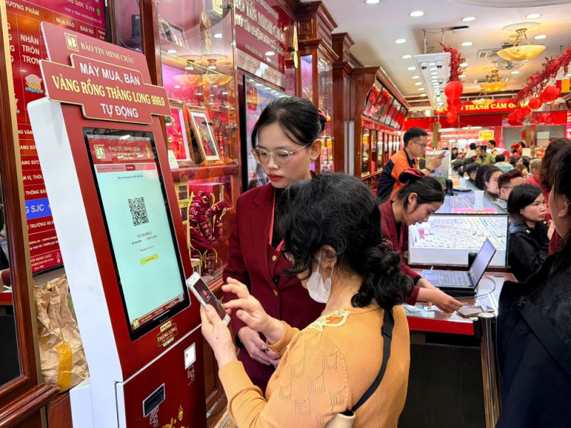 Sát ngày vía Thần tài: người mua chen chúc, giá vàng trong nước tăng dù thế giới giảm -0