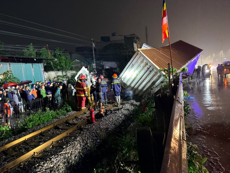 Cố vượt đường ngang, xe tải bị tàu hỏa tông văng xa -0