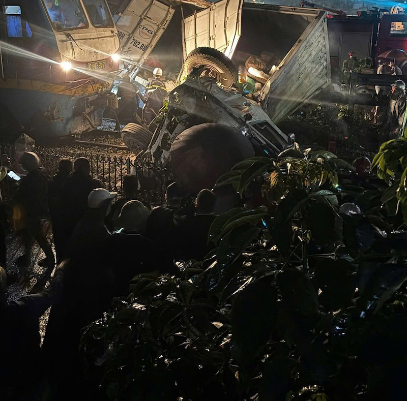 Điều tra nguyện nhân vụ xe ô tô tải bị tàu hỏa húc văng tại khu vực Văn Điển -0