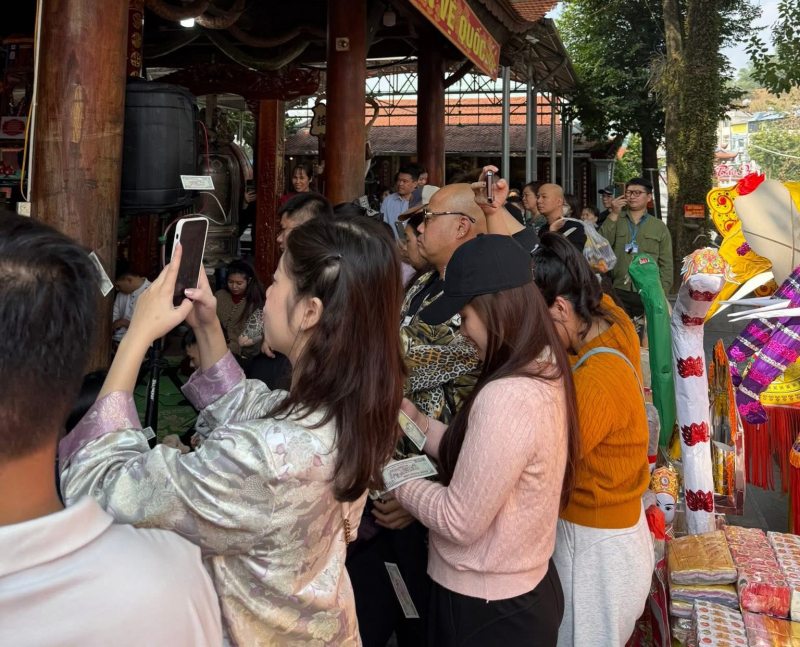 Nhộn nhịp dịch vụ đi lễ thuê giữa mùa lễ hội -0