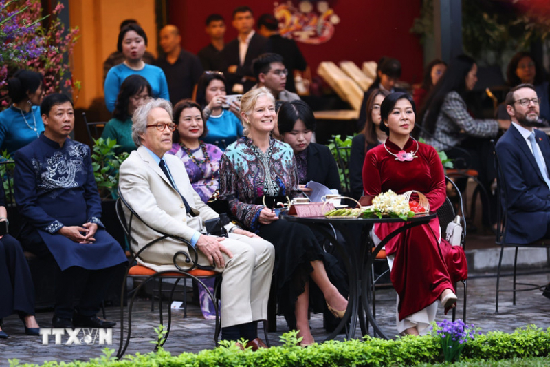 Phu nhân Tổng Bí thư và Công tước xứ Richmond cùng Phu nhân tham quan Bảo tàng Mỹ thuật Việt Nam -0