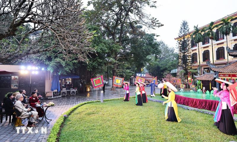 Phu nhân Tổng Bí thư và Công tước xứ Richmond cùng Phu nhân tham quan Bảo tàng Mỹ thuật Việt Nam -0