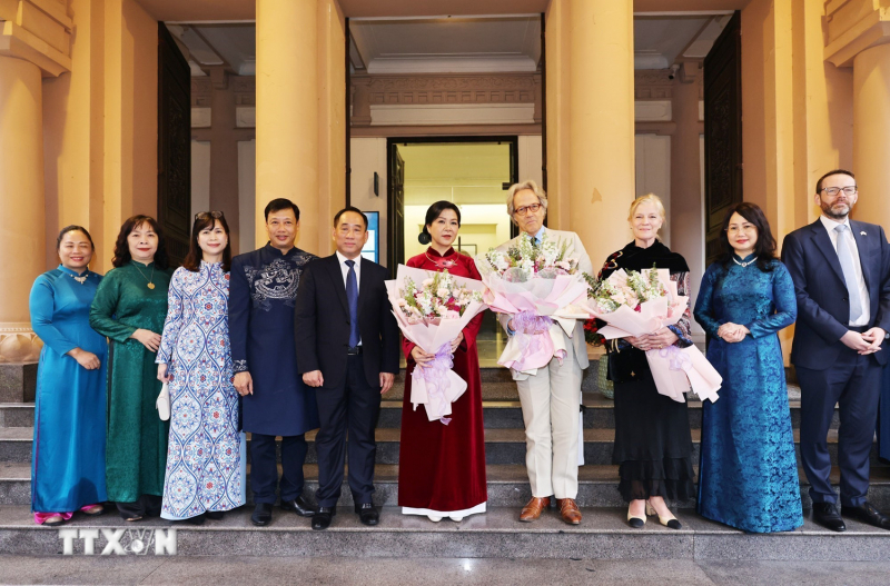 Phu nhân Tổng Bí thư và Công tước xứ Richmond cùng Phu nhân tham quan Bảo tàng Mỹ thuật Việt Nam -0