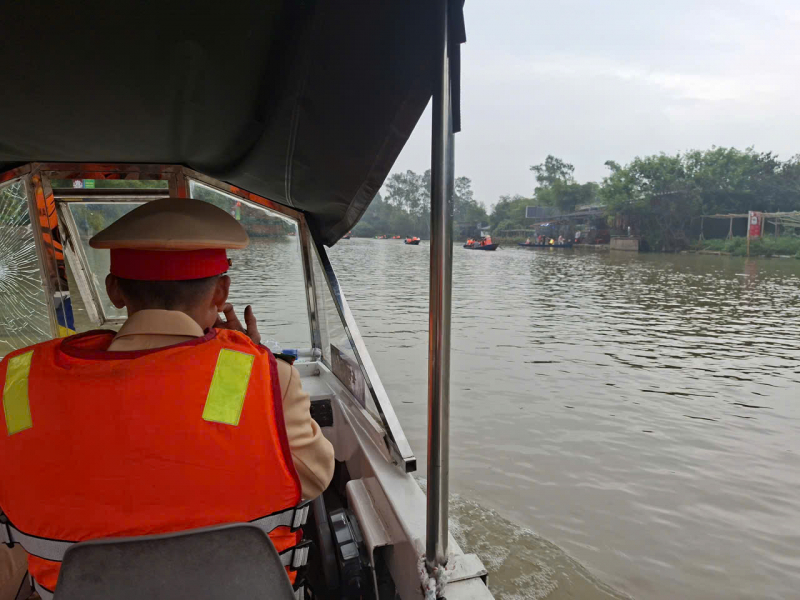 Kiên quyết yêu cầu du khách về Chùa Hương mặc áo phao khi đi đò -0