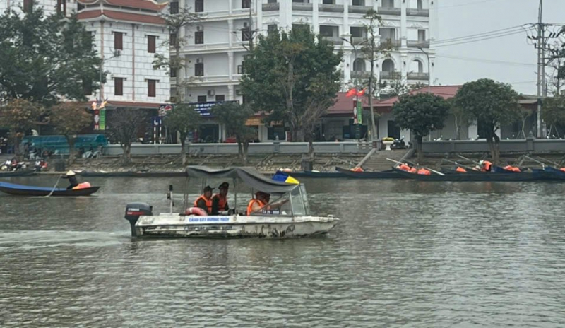 Kiên quyết yêu cầu du khách về Chùa Hương mặc áo phao khi đi đò -1