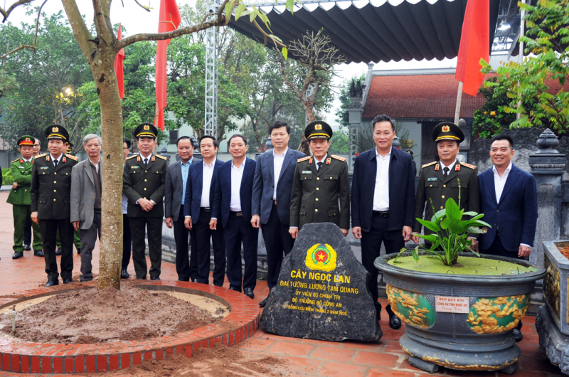 Bộ Công an phát động Tết trồng cây năm 2026 - Vì một Việt Nam xanh -1