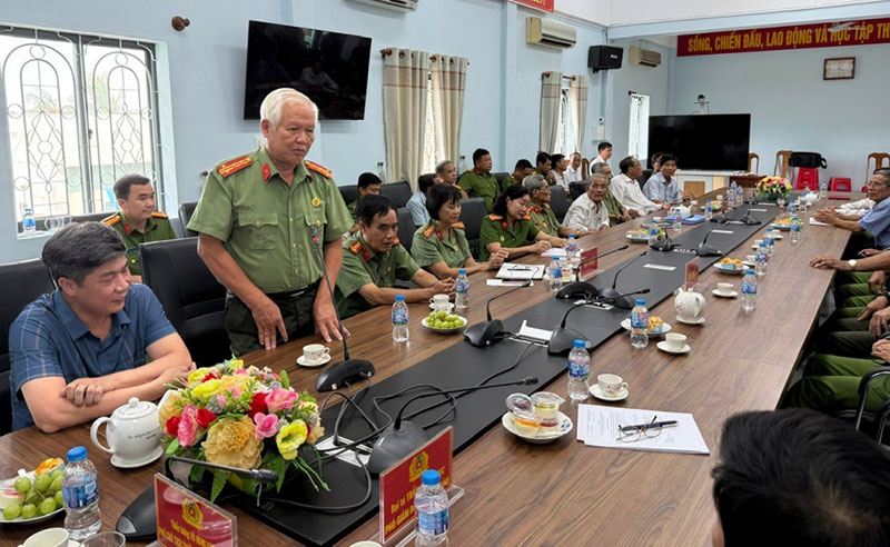 Anh hùng LLVT Nhân dân, Thiếu tướng Vũ Hùng Vương thăm, chúc Tết và làm việc với một số Chi hội Cựu CAND tại tỉnh Vĩnh Long -1
