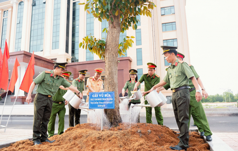 Công an Cà Mau tổ chức “Tết trồng cây đời đời nhớ ơn Bác Hồ” -0