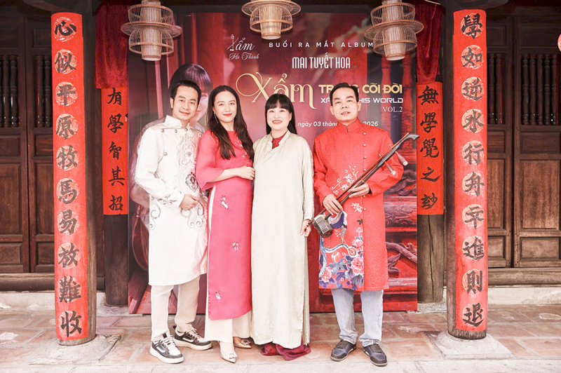 ngh- si mai tuy-t hoa cùng d-ng nghi-p trong bu-i ra m-t album m-i.jpg -0