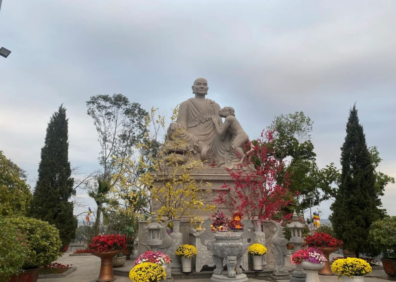 tu-o--ng  thie^`n su- va-n ha-nh cao 5 me´t tre^n di-nh nu´i tie^u (chu`a tie^u).jpg -0