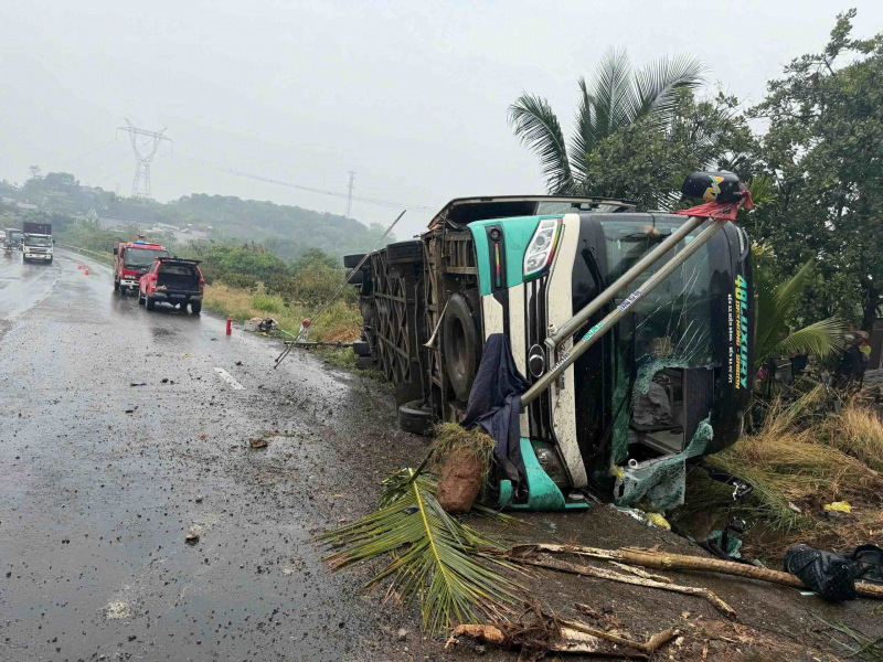 Xe khách lật trên quốc lộ 14 làm 1 người chết và 2 người bị thương -0