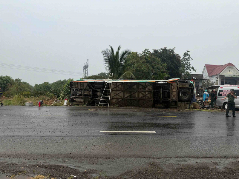 Xe khách lật trên quốc lộ 14 làm 1 người chết và 2 người bị thương -0