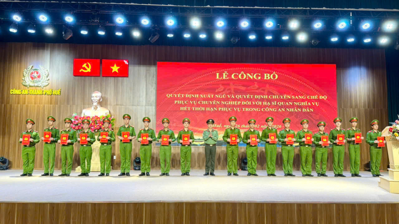 Công an TP Huế tổ chức lễ công bố quyết định xuất ngũ và chuyển sang chế độ phục vụ chuyên nghiệp -0