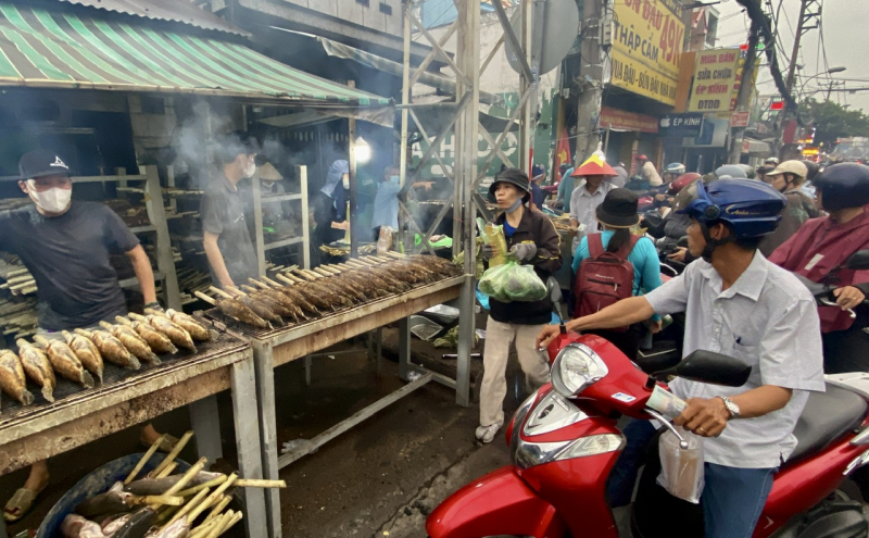 Chợ cá lóc nướng sực nức mùi ngày 