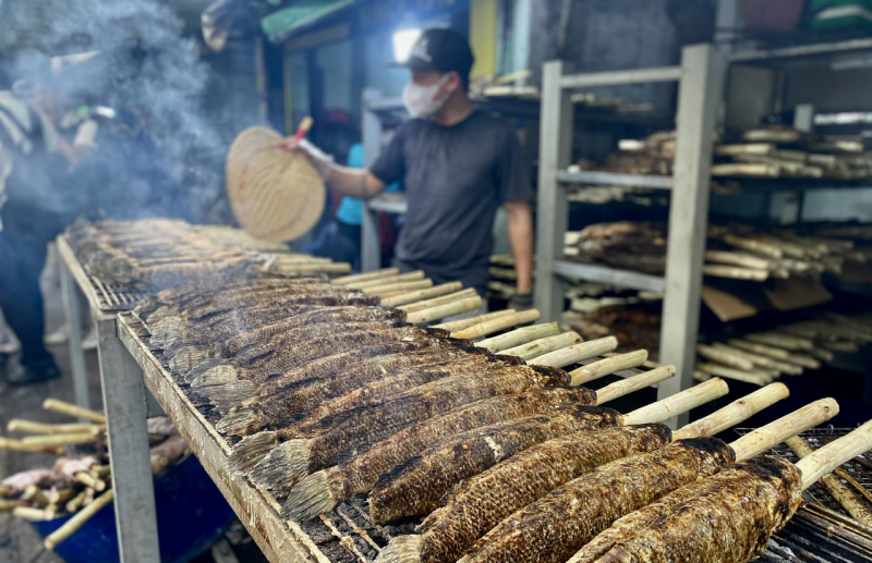 Chợ cá lóc nướng sực nức mùi ngày 