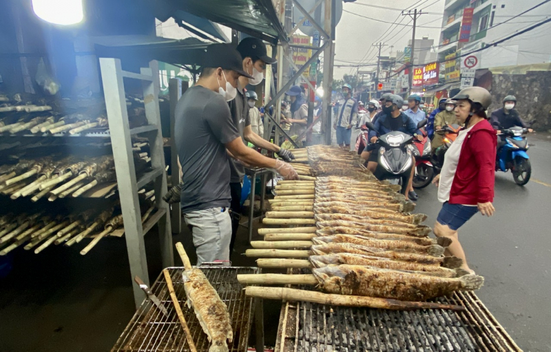 Chợ cá lóc nướng sực nức mùi ngày 
