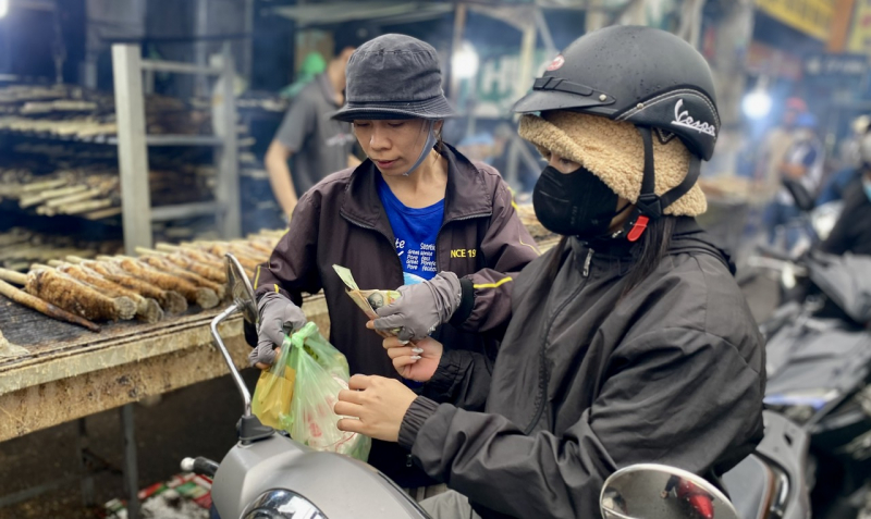 Chợ cá lóc nướng sực nức mùi ngày 