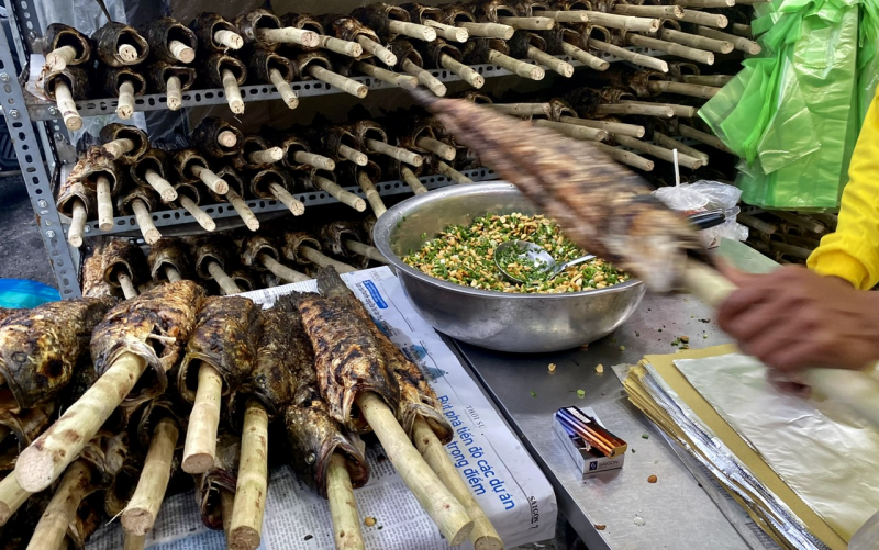 Chợ cá lóc nướng sực nức mùi ngày 
