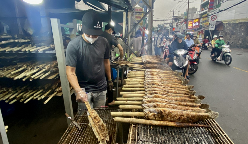Chợ cá lóc nướng sực nức mùi ngày 