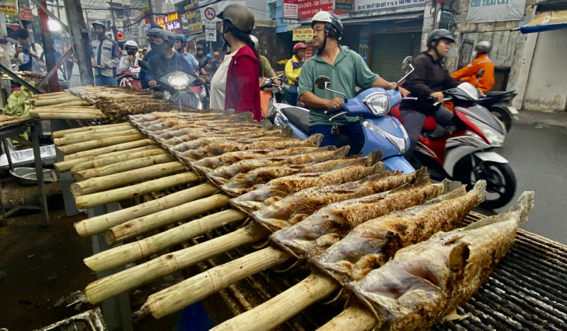 Chợ cá lóc nướng sực nức mùi ngày 