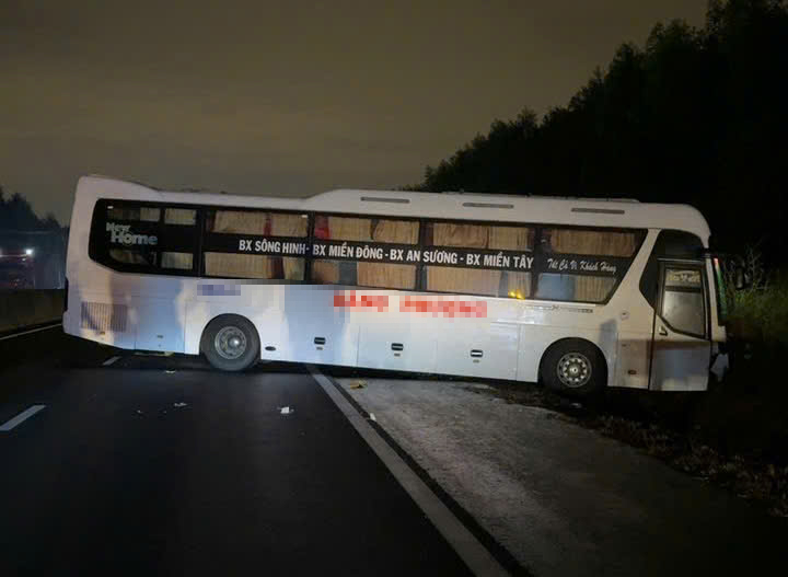 Cao tốc Phan Thiết - Dầu Giây ùn ứ sau 3 vụ va chạm liên tiếp -0