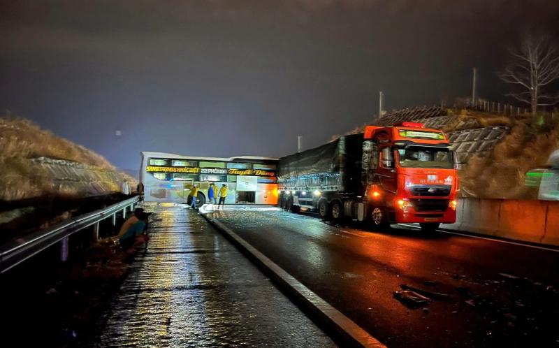 Cao tốc Phan Thiết - Dầu Giây ùn ứ sau 3 vụ va chạm liên tiếp -0