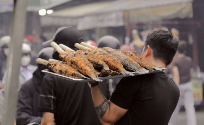 Chợ cá lóc nướng sực nức mùi ngày 