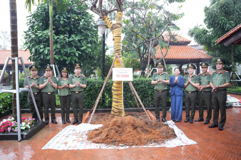 Công an TP Hồ Chí Minh phát động “Tết trồng cây đời đời nhớ ơn Bác Hồ”  -3