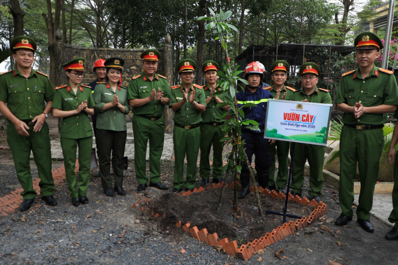 Công an TP Hồ Chí Minh phát động “Tết trồng cây đời đời nhớ ơn Bác Hồ”  -6