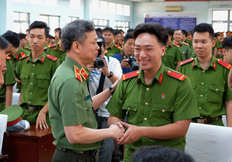 Công an TP Hồ Chí Minh trao quyết định xuất ngũ cho 1.032 hạ sĩ quan, chiến sĩ nghĩa vụ  -0