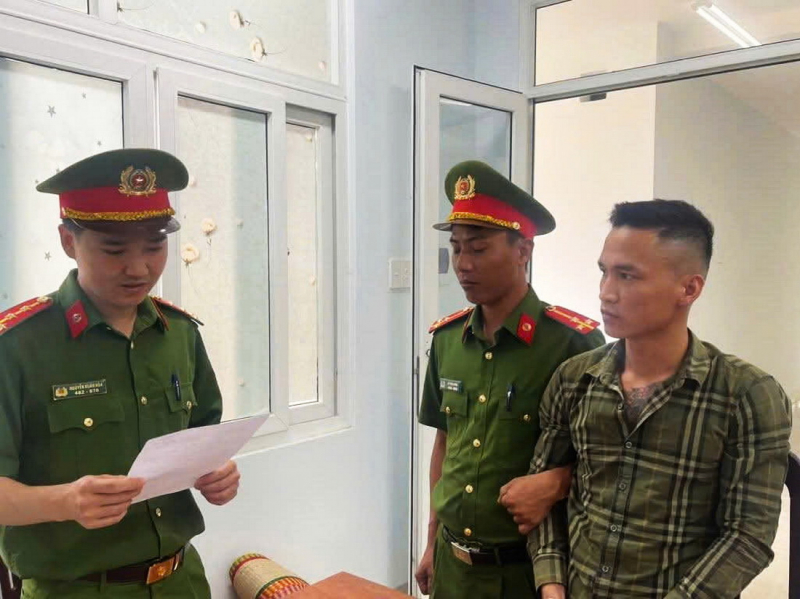         Vận động hai anh em song sinh đang bị truy tìm trở về đầu thú  -0