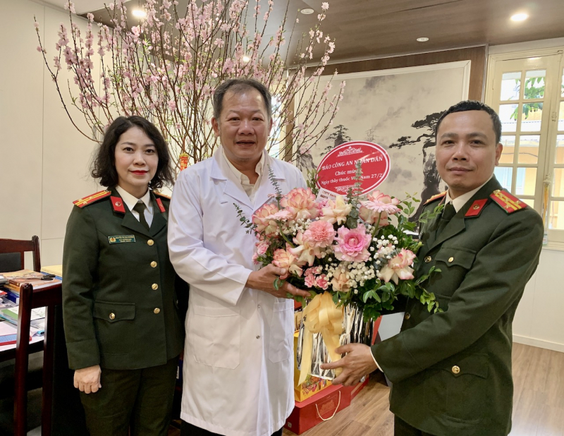 Báo Công an nhân dân chúc mừng Cục Quản lý Khám, chữa bệnh và Bệnh viện Hữu nghị Việt Đức -0