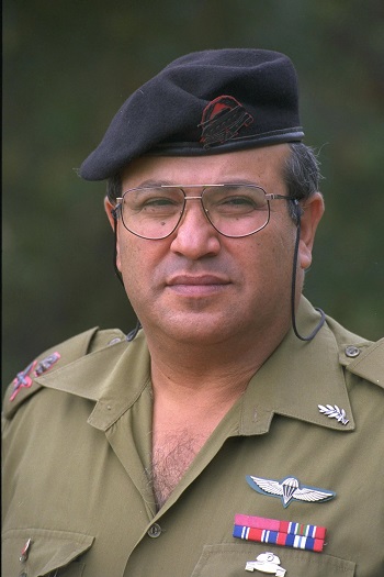 Cái bắt tay xuyên biên giới trên “mặt trận vô hình” -0