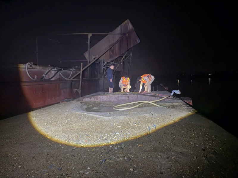 Cảnh sát tuần tra lúc rạng sáng, bắt giữ tàu hút cát trái phép trên sông Cầu -0