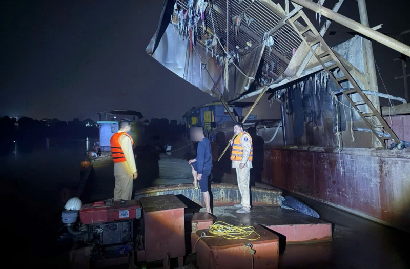 Cảnh sát tuần tra lúc rạng sáng, bắt giữ tàu hút cát trái phép trên sông Cầu -0