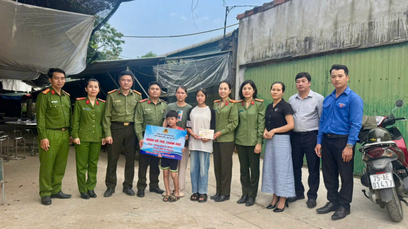 Nhận đỡ đầu những hoàn cảnh bị ảnh hưởng nặng nề sau thiên tai -0