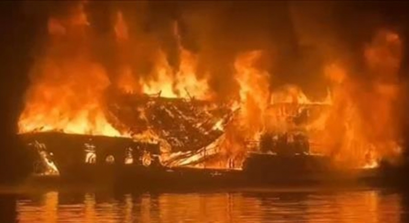 Cháy tàu du lịch trên vịnh Hạ Long -0