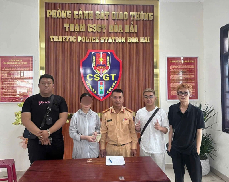 Tìm lại hơn 16 triệu đồng bị mất, cô gái gửi lời cảm ơn lực lượng CSGT Đà Nẵng -1