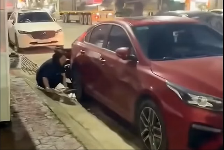 Hải Phòng: Dùng xe máy khóa ô tô vì bị đỗ ngáng cửa hàng -0