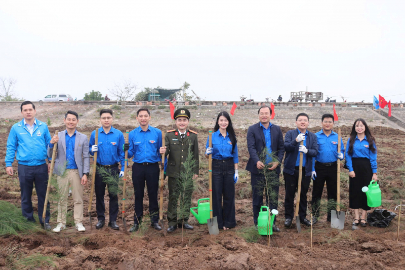 Tuổi trẻ Cục An ninh chính trị nội bộ hưởng ứng Tết trồng cây và Tháng Thanh niên tại Hưng Yên -0