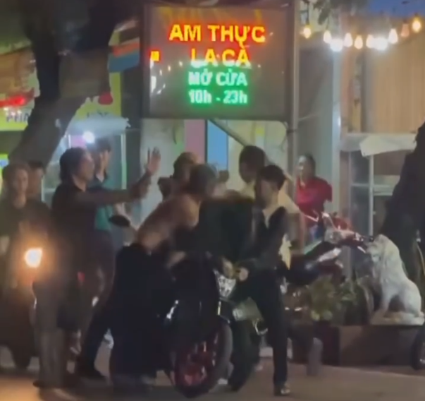 Cầm dao hỗn chiến sau chầu nhậu tiệc tất niên, 4 thanh niên đối mặt với vòng lao lý -0