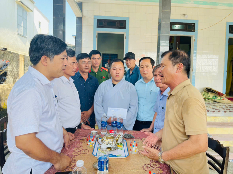 Lật thuyền khi đi xem lễ hội đua ghe, 2 mẹ con tử vong -0