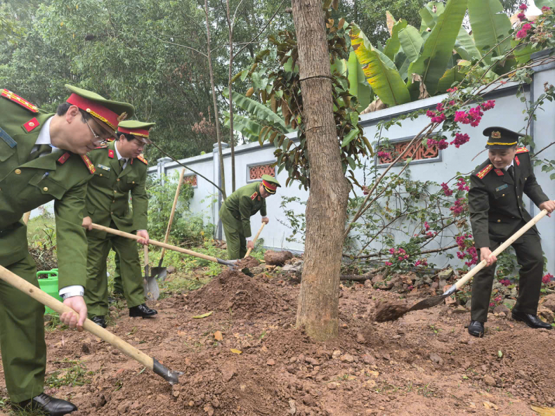 Cục Cảnh sát môi trường báo công và phát động Tết trồng cây tại Khu lưu niệm sáu điều Bác Hồ dạy CAND -0