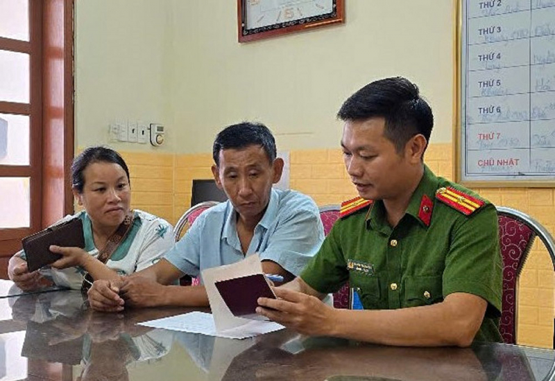 02 cong an dac khu van don huong dan nguoi nuoc ngoai khai bao tam tru.jpg -0