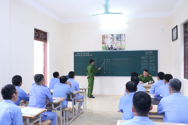 Ngày cầm bút đầu tiên của những “học sinh” ở tuổi xế chiều -0